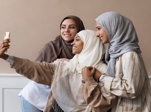 Adab Pergaulan Sehari-hari Dalam Islam yang Sering Diabaikan